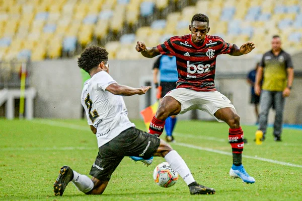Em jogo eletrizante, Flamengo bate o Volta Redonda de virada