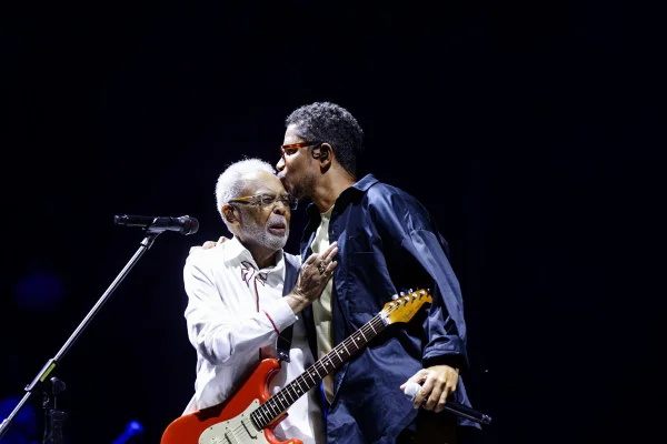 Foto colorida de Gilberto Gil e Alexandre Carlo - Metrópoles