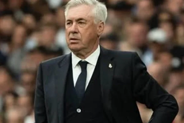 Ancelotti é flagrado bocejando em jogo do Corinthians - Metrópoles
