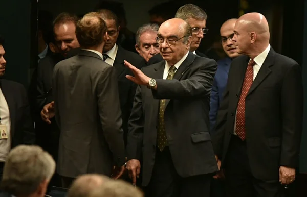 Em sessão da CCJ, oposição e base cobram fidelidade partidária do PSDB
