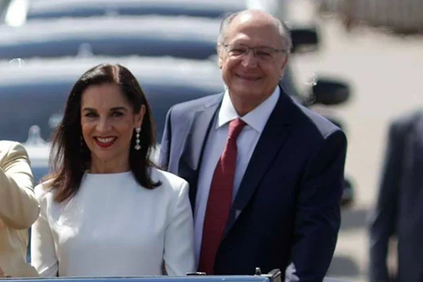 Lu Alkmin possa de Lula vestido Glória Coelho - Metrópoles