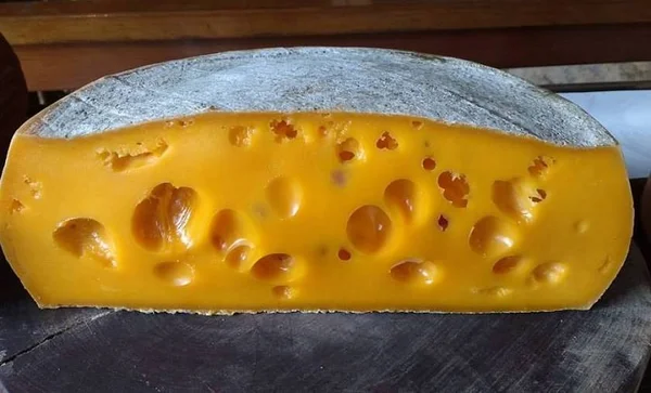Fazer queijo é dureza! Conheça o cotidiano de uma fazenda produtora