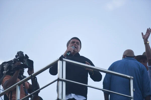 Jair Bolsonaro discursa em ato - Metrópoles