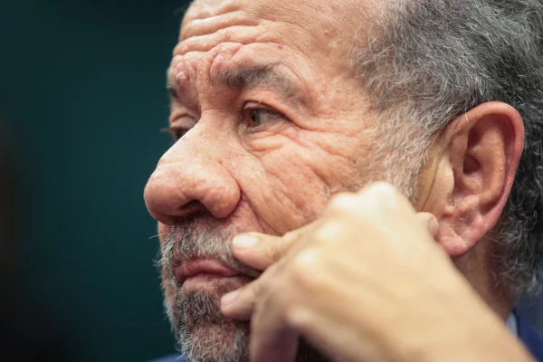 Ministro da Previdência Social, Carlos Lupi, comparece à Comissão da Câmara dos Deputados. Ministro explica as denúncias sobre desvios no INSS - Metrópoles