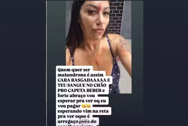 mulher com rosto cortado