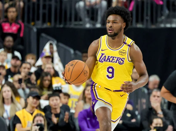 Bronny James #9 do Los Angeles Lakers conduz a bola contra o Golden State Warriors | Metrópoles