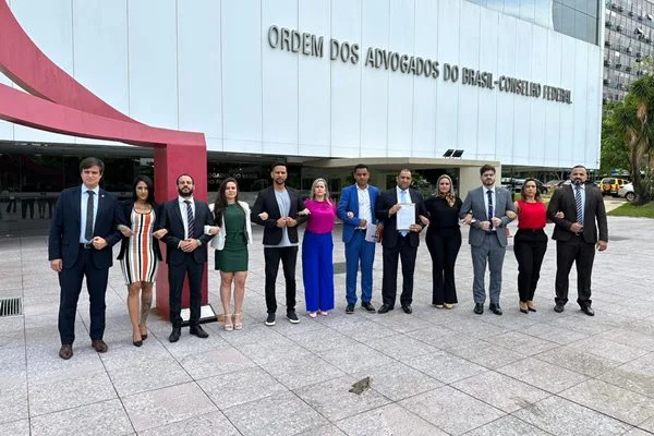 Advogados protestam em frente à OAB, em Brasília