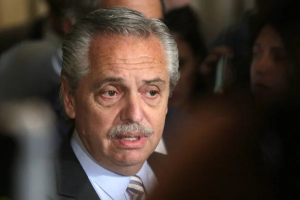 Presidente da Argentina, Alberto Fernández, fala com a imprensa após seu encontro com o ex-presidente Luiz Inácio da Silva (PT) no Hotel InterContinental, região central de São Paulo. Ele aparece de terno, cercado pela imprensa - Metrópoles