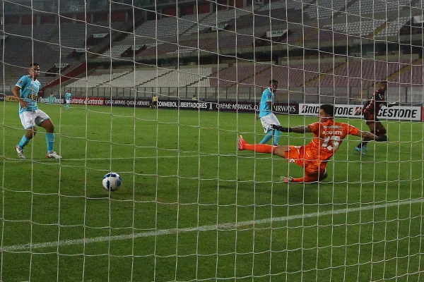 Sem inspiração, Flamengo faz o mínimo para vencer o Sporting Cristal