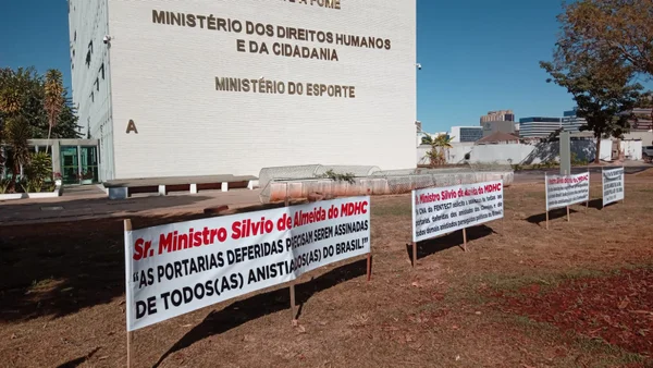 Faixas da Comissão da Anistia