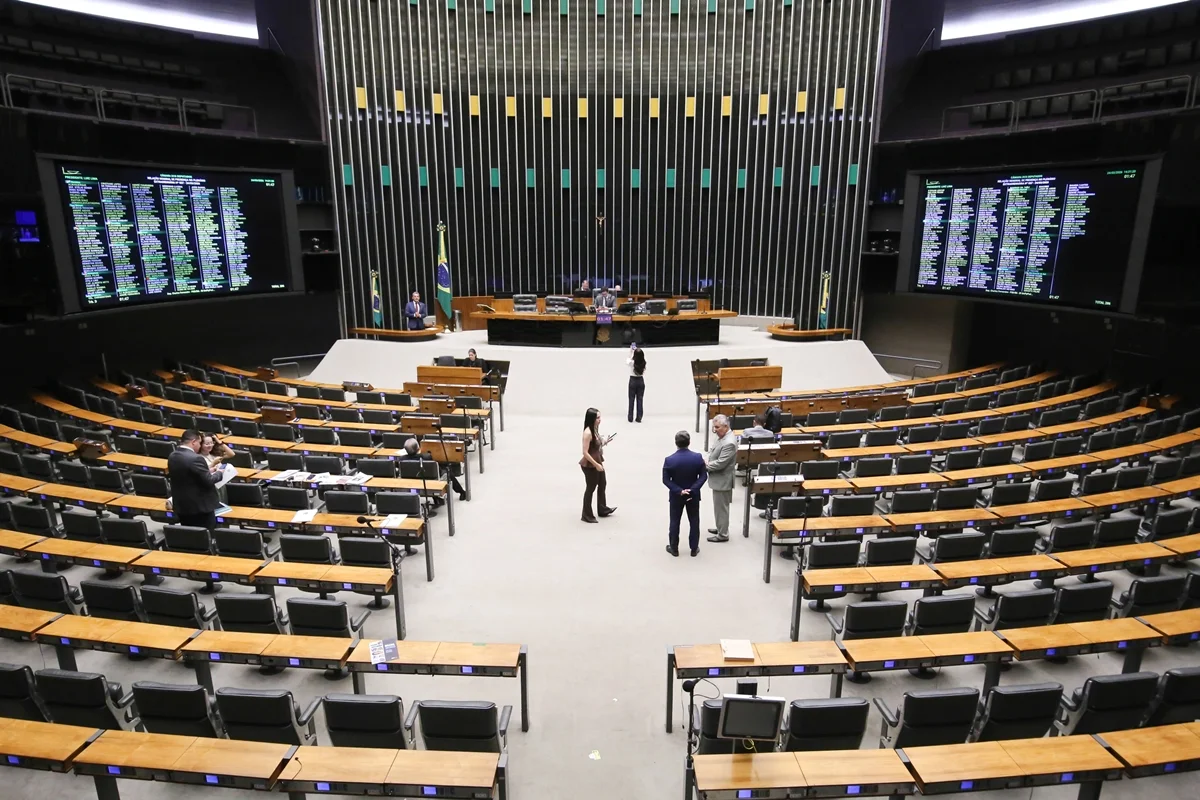 Cláusula de barreira ameaça esvaziar caixa de PSol, Novo e Missão