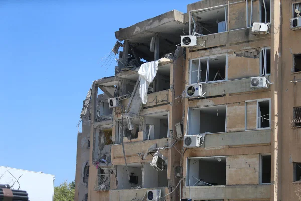 Imagem colorida de fachada do Hospital Soroka, no sul de Israel, após bombardeio do Irã - Metrópoles