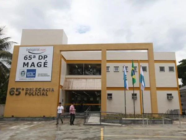 fachada da delegaria da polícia civil de Magé, no Rio de Janeiro