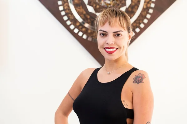 Acompanhante de luxo e advogada lança livro sobre aventuras sexuais