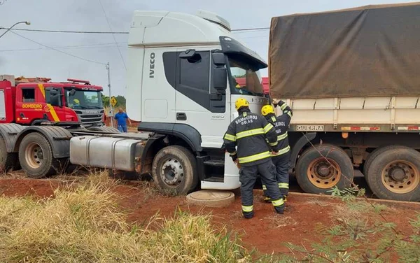 goias motorista prensado entre caminhões