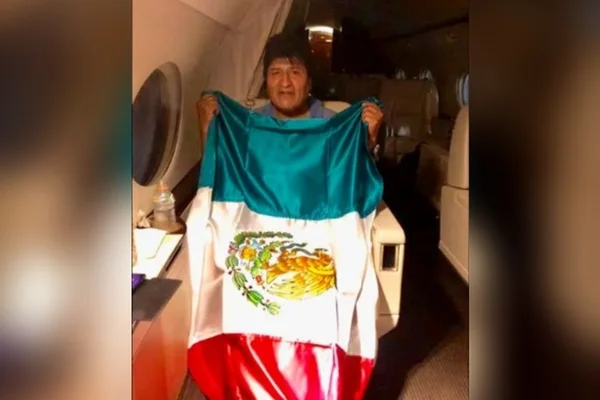 Avião de Evo rumo ao México faz escala no Paraguai para abastecer