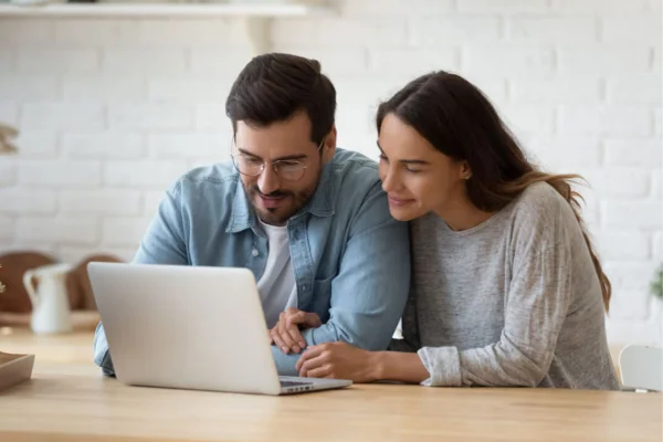 Signos de peixe homem e mulher em frete ao computador