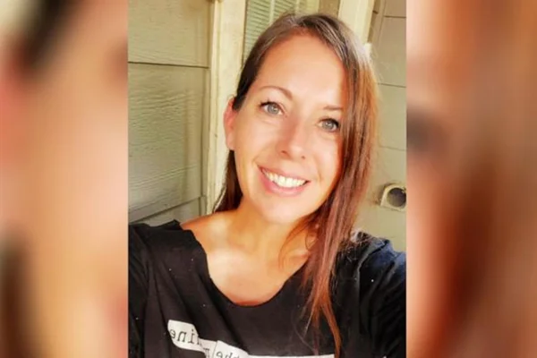foto colorida de mulher branca sorrindo - metrópoles
