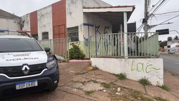 viatura em frente de casa abandonada