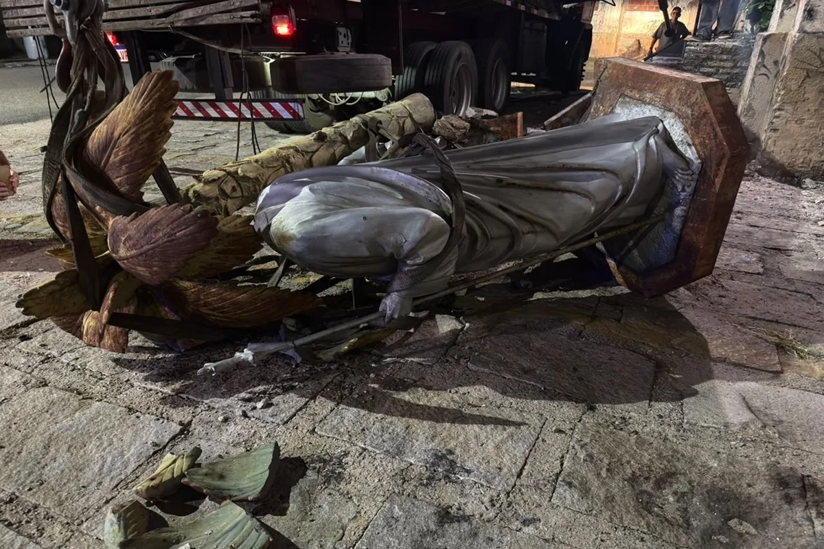 Estátua da Sagrada Família cai de guincho e quebra em Fortaleza