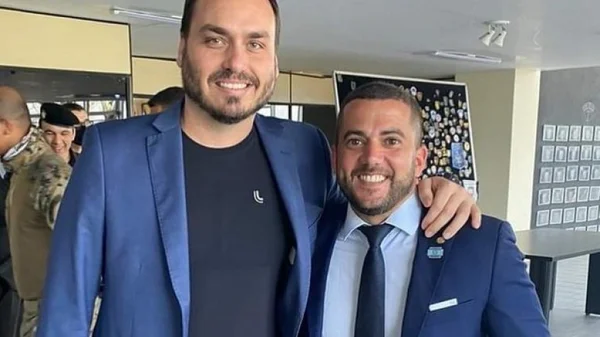 Deputado bolsonarista diz que briga com Carluxo é “página virada”