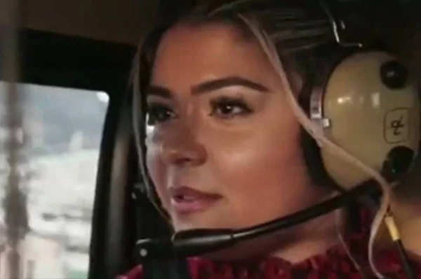 mulher em helicóptero