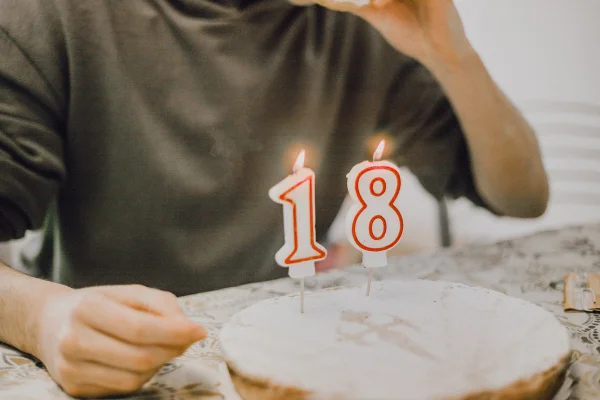 Imagem colorida mostra bolo de aniversário de 18 anos - Metrópoles