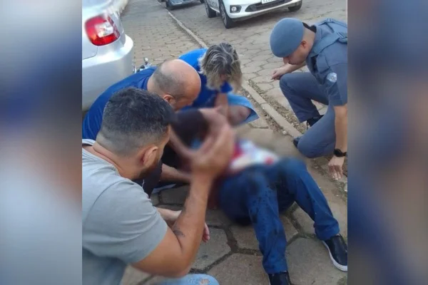 Imagem colorida mostra professora deitada no chão sendo socorrida após ser esfaqueada na frente de uma escola em Capão Bonito, interior de São Paulo - Metrópoles