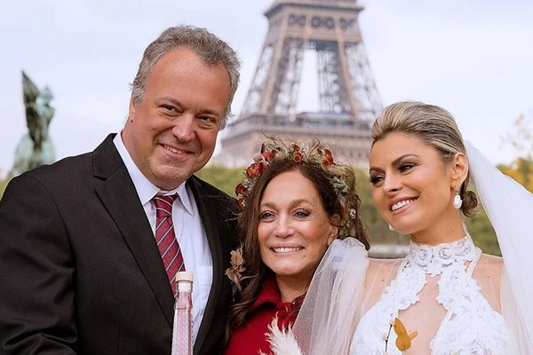 Susana Vieira agarra buquê em casamento do filho na Torre Eiffel