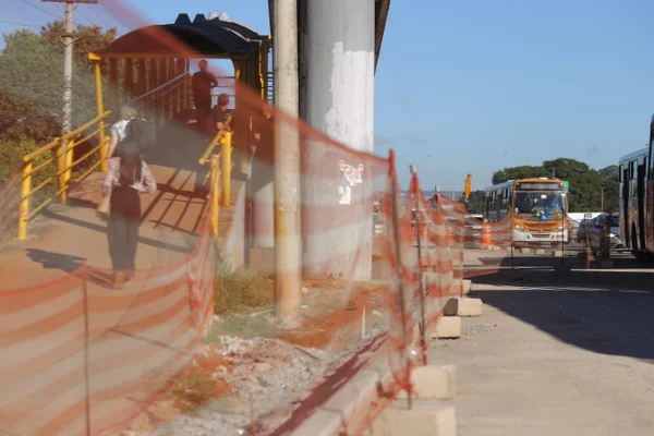 Foto colorida de acesso a passarela fechada devido a obras