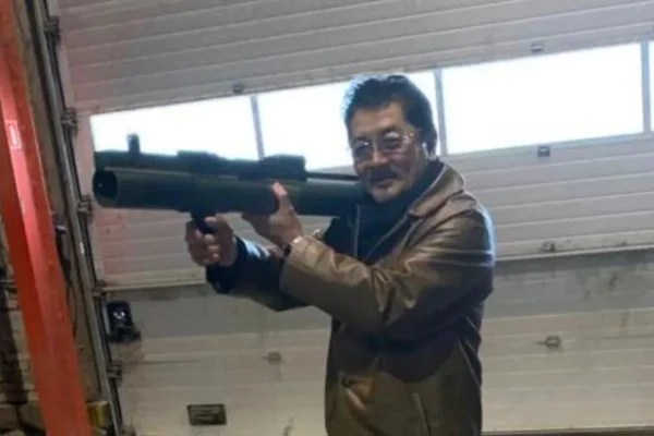 Imagem colorida mostra japonês da Yazuka com arma - Metrópoles
