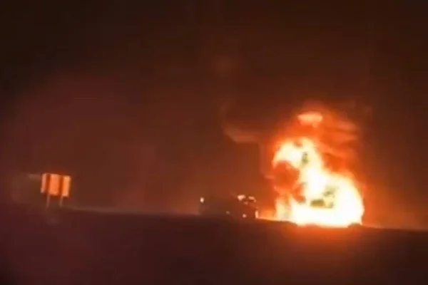 imagem colorida onibus pega fogo arabia saudita