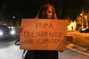 Flávia Rudge Ramos, 57 anos, levantou um cartaz para protestar contra o mandatário do país Flávia Rudge Ramos, 57 anos, levantou um cartaz para protestar contra o mandatário do país