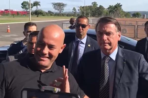 Homem careca ao lado de Jair Bolsonaro