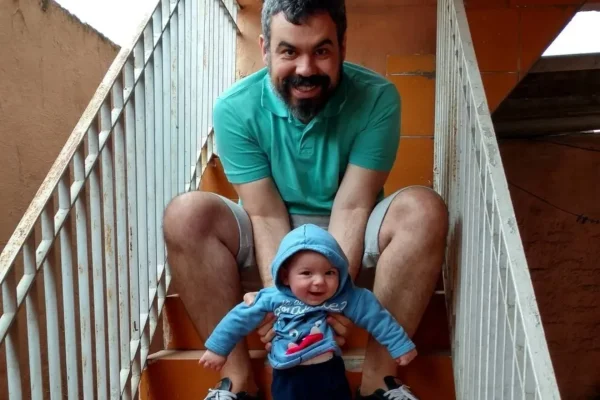 Imagem colorida,Cacofonias e seu filho- Metrópoles
