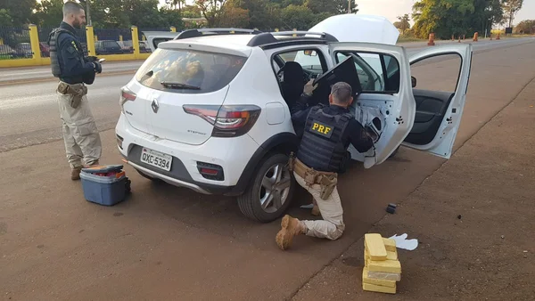 PRF apreende 30 kg de cocaína avaliados em R$ 4 milhões em Goiás