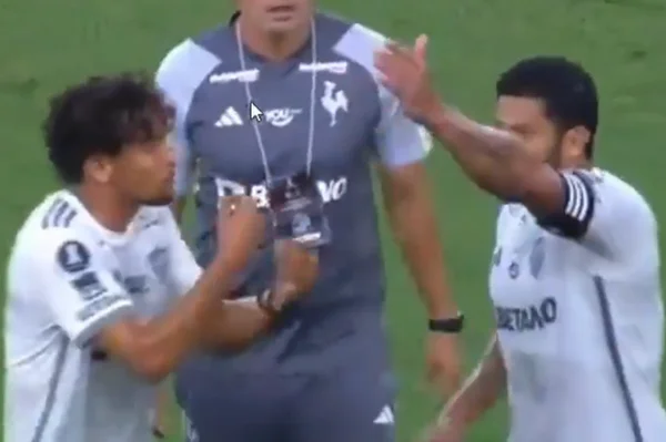 Foto colorida de Hulk e Gustavo Scarpa, do Atlético-MG, discutindo - Metrópoles