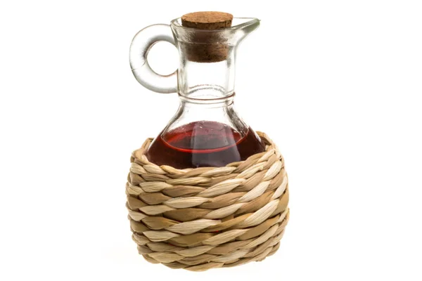 Foto mostra garrafa de vidro contendo vinagre de vinho tinto