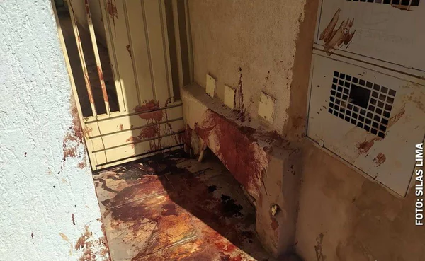 Pegadas de sangue marcam casa onde violência superou amor de mãe e filho