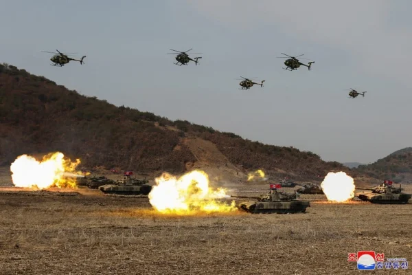 Kim Jong-un dirige tanque e comanda exercícios militares na Coreia do Norte