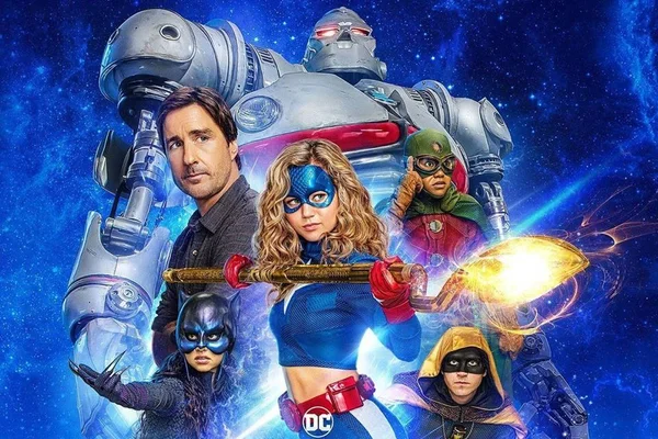 Imagem colorida da super -heroína Stargirl e outros personagens dos quadrinhos- Metrópoles