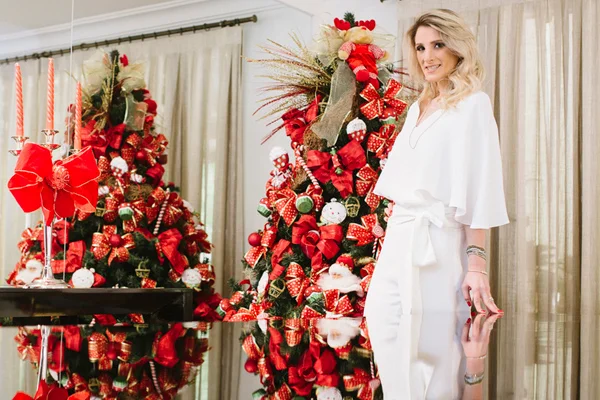 Mayra Perin apresenta duas árvores de Natal