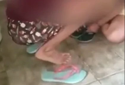 Mãe dá chinelada no rosto da filha de 10 anos e a expulsa de casa: "Cansada de ser boazinha"