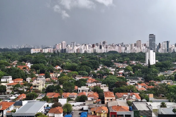 Imagem mostra cidade e tempo nublado - Metrópoles