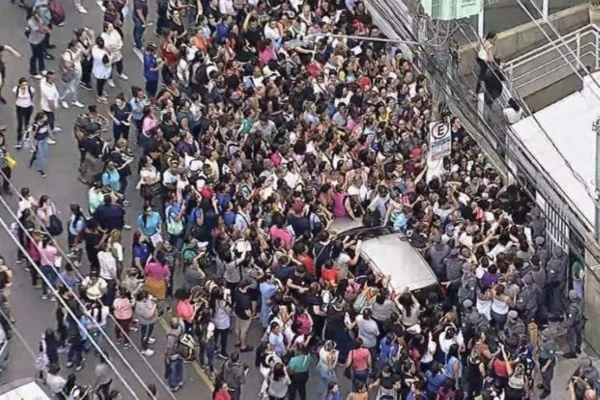 Trabalhadores se glomeram na porta do Sitraemfa