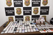 Os agentes também encontraram 90 celulares sem embalagem