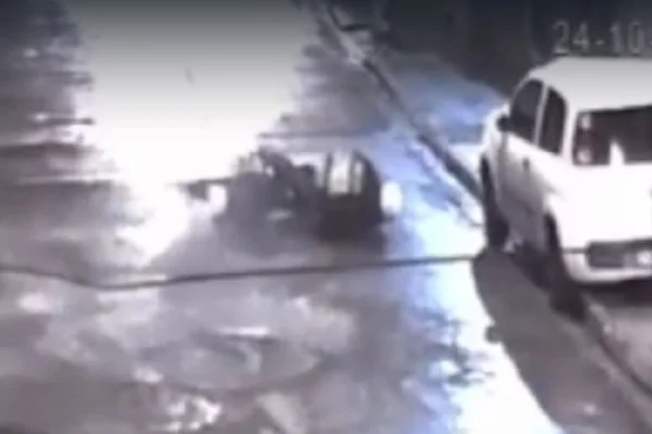 Motoqueiro caído após passar por buraco na zona leste de São Paulo. - Metrópoles