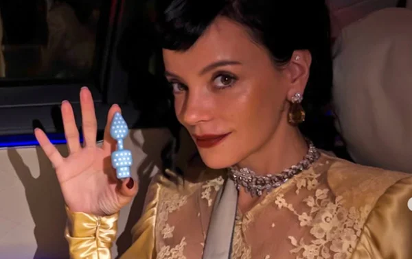 Traída por ator de Stranger Things, Lily Allen viraliza com plug anal