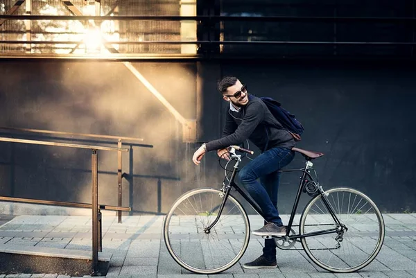 Livros unem relatos de escritores que deram a volta ao mundo de bike