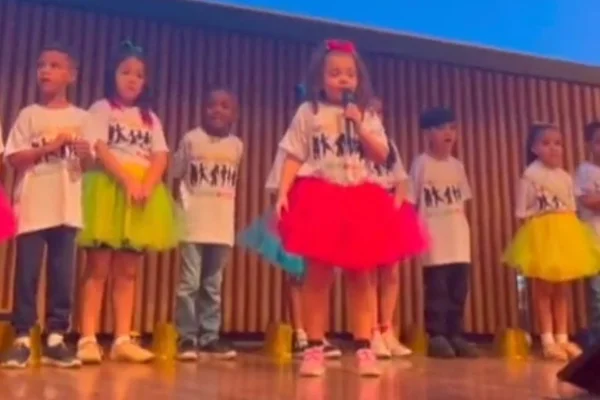 Crianças se apresentam em palco